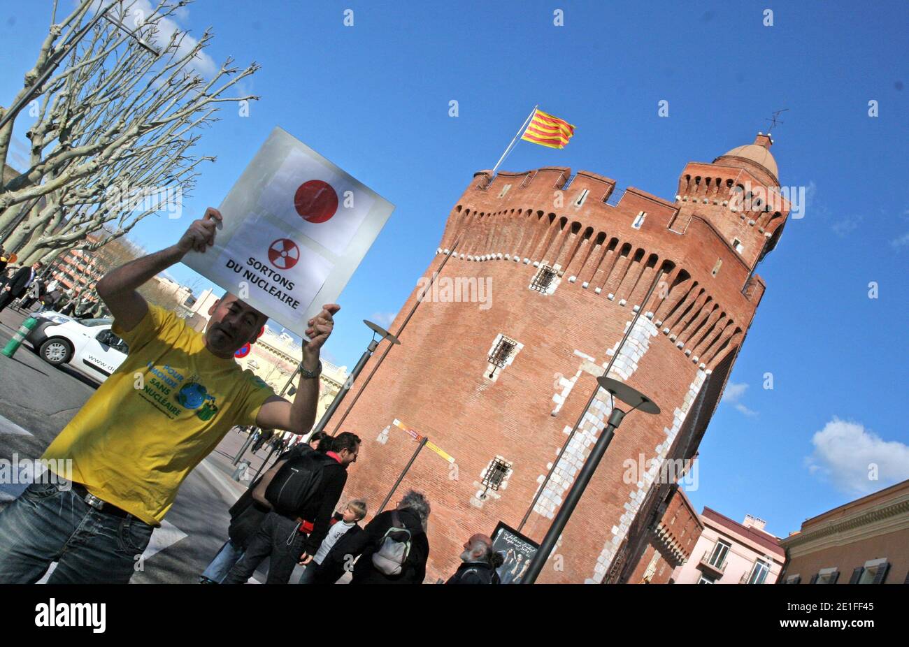 Flash mopied lo sostiene nell'attuale dramma che vive il popolo giapponese dopo il terribile terremoto che ha causato più di 10 000 vittime e che mette in pericolo il parco nucleare di nippon con in particolare in un incidente di livello 6 dopo una nuova esplosione e un incendio al La centrale di Fukushima-daiichi è stata nuovamente colpita da un terremoto di magnitudo 6 sulla scala Richter. Questo incontro è organizzato dal 'Collectif 66 non au nucleaire'. Al centro della città, a Perpignan, a sud della Francia il 19 marzo 2011. Foto di Michel Clementz/ABACAPRESS.COM Foto Stock