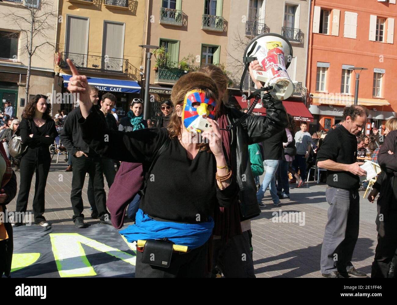 Flash mopied lo sostiene nell'attuale dramma che vive il popolo giapponese dopo il terribile terremoto che ha causato più di 10 000 vittime e che mette in pericolo il parco nucleare di nippon con in particolare in un incidente di livello 6 dopo una nuova esplosione e un incendio al La centrale di Fukushima-daiichi è stata nuovamente colpita da un terremoto di magnitudo 6 sulla scala Richter. Questo incontro è organizzato dal 'Collectif 66 non au nucleaire'. Al centro della città, a Perpignan, a sud della Francia il 19 marzo 2011. Foto di Michel Clementz/ABACAPRESS.COM Foto Stock