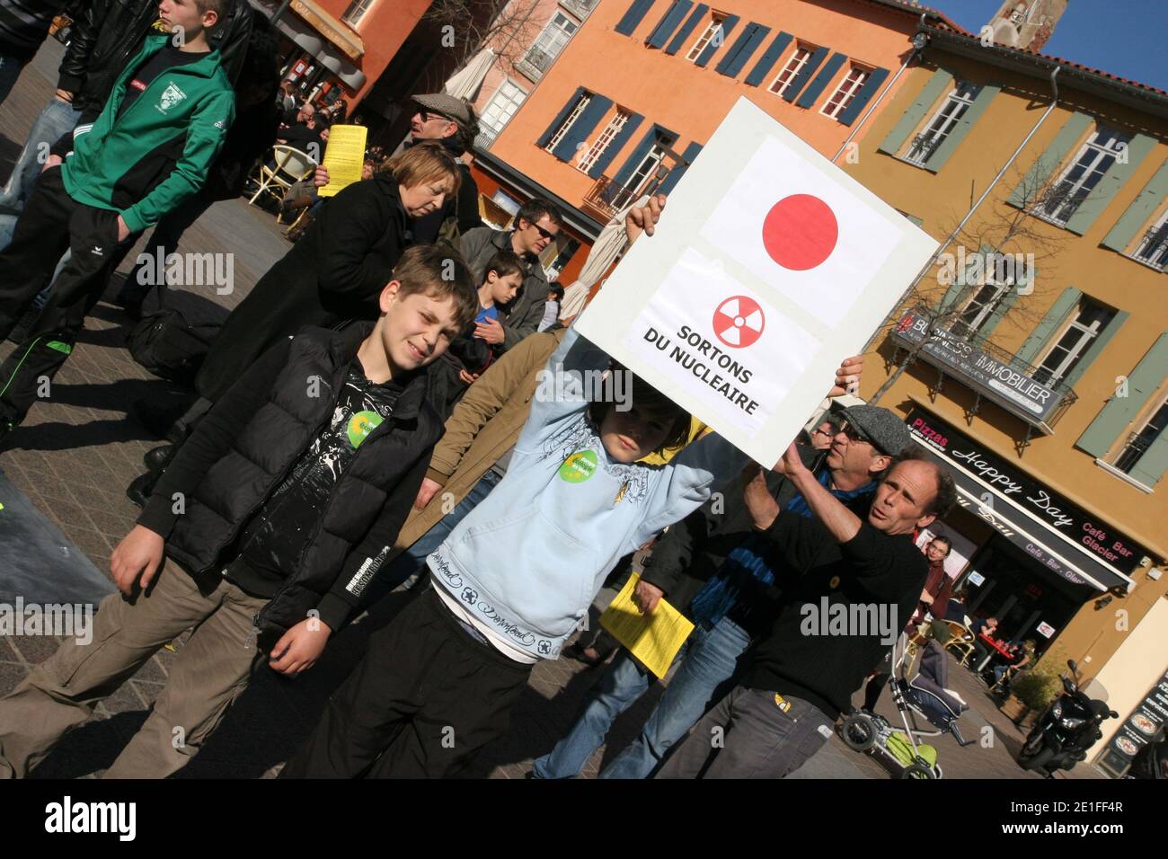 Flash mopied lo sostiene nell'attuale dramma che vive il popolo giapponese dopo il terribile terremoto che ha causato più di 10 000 vittime e che mette in pericolo il parco nucleare di nippon con in particolare in un incidente di livello 6 dopo una nuova esplosione e un incendio al La centrale di Fukushima-daiichi è stata nuovamente colpita da un terremoto di magnitudo 6 sulla scala Richter. Questo incontro è organizzato dal 'Collectif 66 non au nucleaire'. Al centro della città, a Perpignan, a sud della Francia il 19 marzo 2011. Foto di Michel Clementz/ABACAPRESS.COM Foto Stock