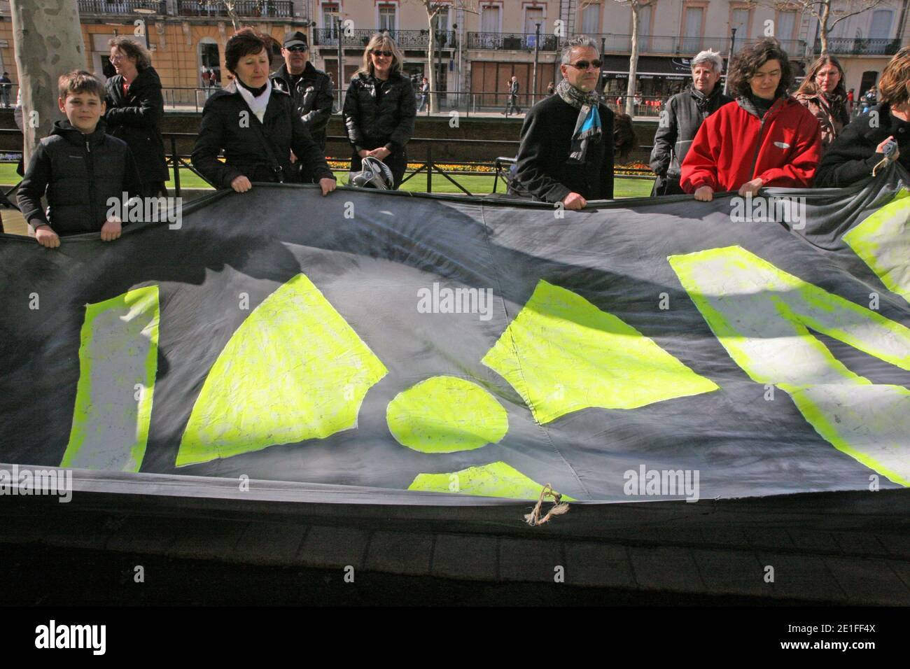 Flash mopied lo sostiene nell'attuale dramma che vive il popolo giapponese dopo il terribile terremoto che ha causato più di 10 000 vittime e che mette in pericolo il parco nucleare di nippon con in particolare in un incidente di livello 6 dopo una nuova esplosione e un incendio al La centrale di Fukushima-daiichi è stata nuovamente colpita da un terremoto di magnitudo 6 sulla scala Richter. Questo incontro è organizzato dal 'Collectif 66 non au nucleaire'. Al centro della città, a Perpignan, a sud della Francia il 19 marzo 2011. Foto di Michel Clementz/ABACAPRESS.COM Foto Stock