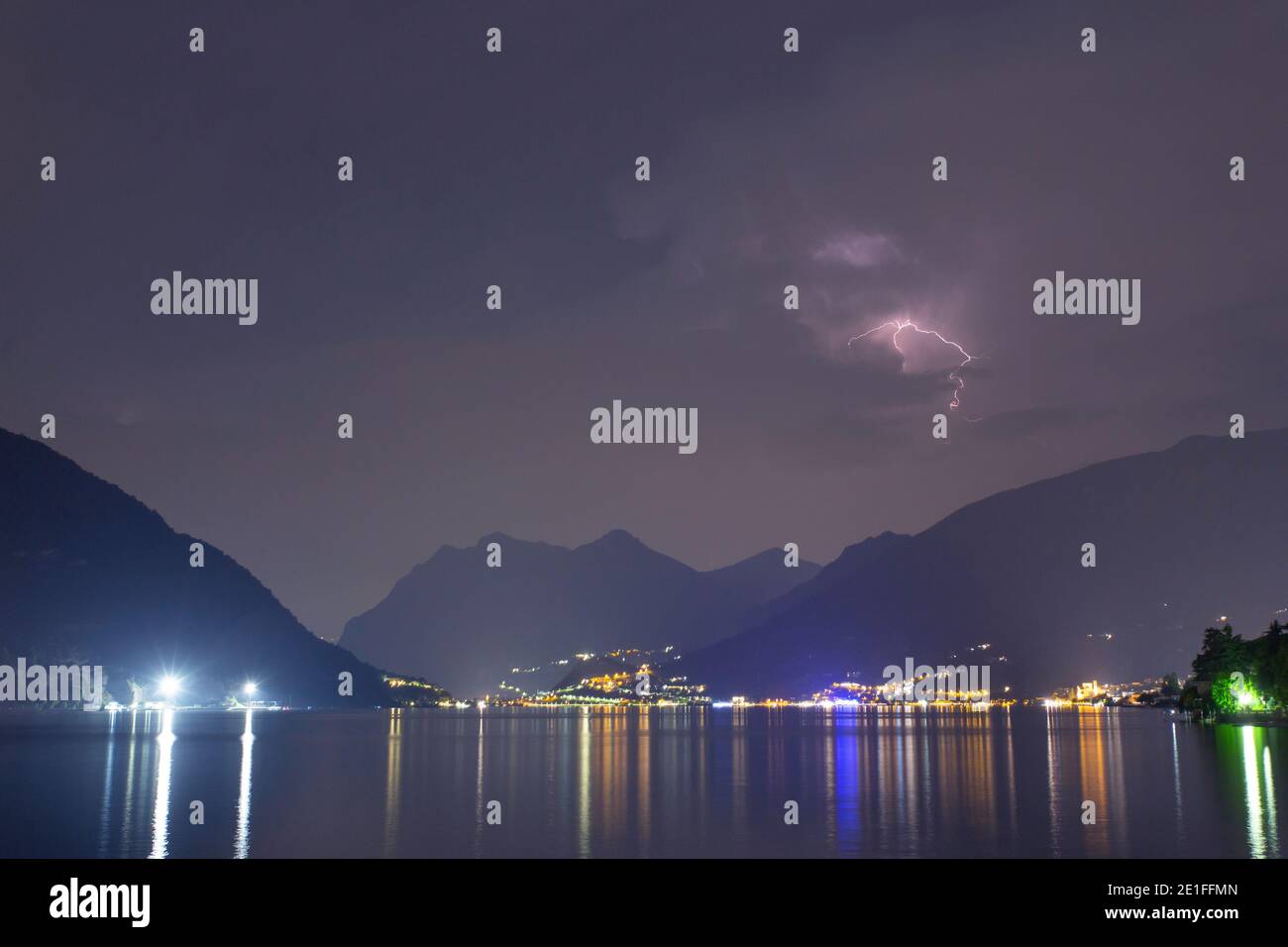 Una tempesta notturna che infesta sopra il Lago D'Iseo in Italia Foto Stock