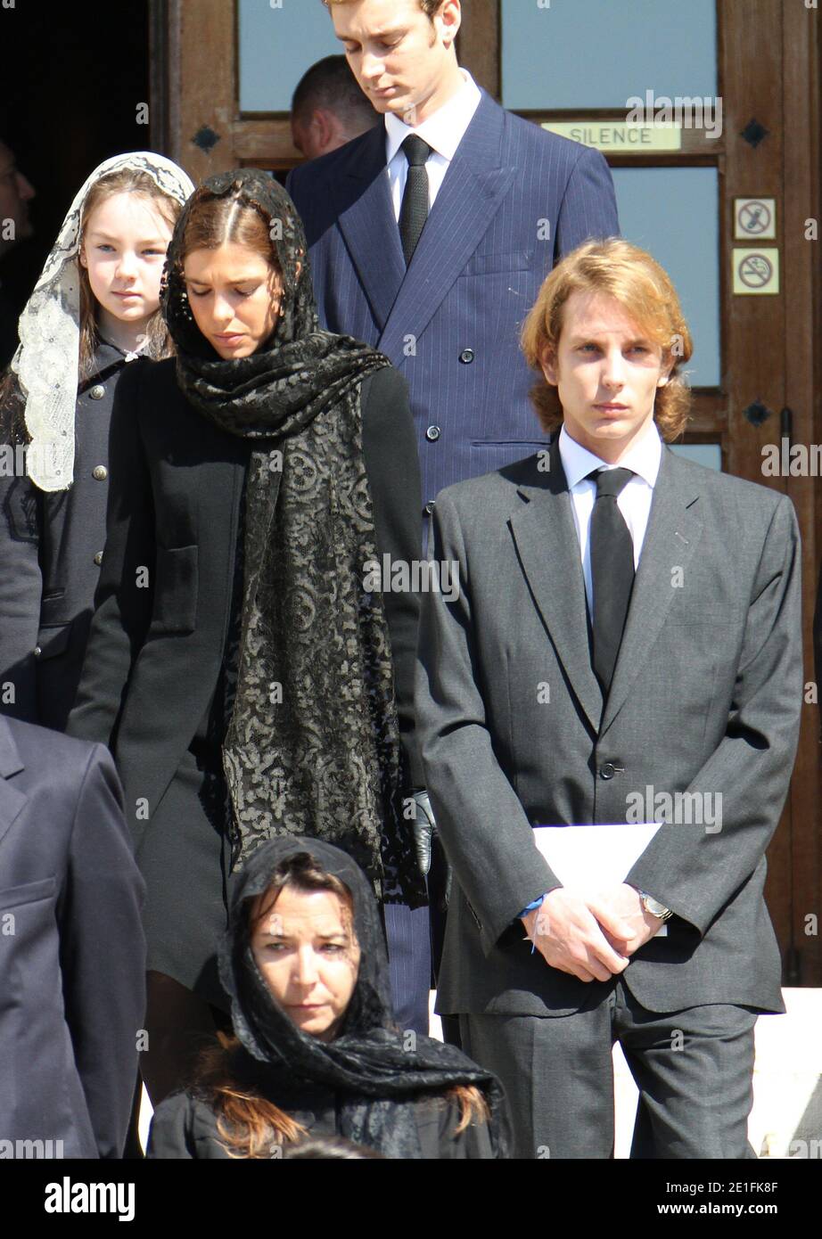 Charlotte, Pierre e Andrea Casiraghi e la principessa Alexandra di Hannover dopo la cerimonia funeraria della principessa Antoinette di Monaco, nella cattedrale di Notre-Dame-Immaculee a Monaco, Principato di Monaco, il 24 marzo 2011. Foto di Marco Piovanotto/ABACAPRESS.COM Foto Stock