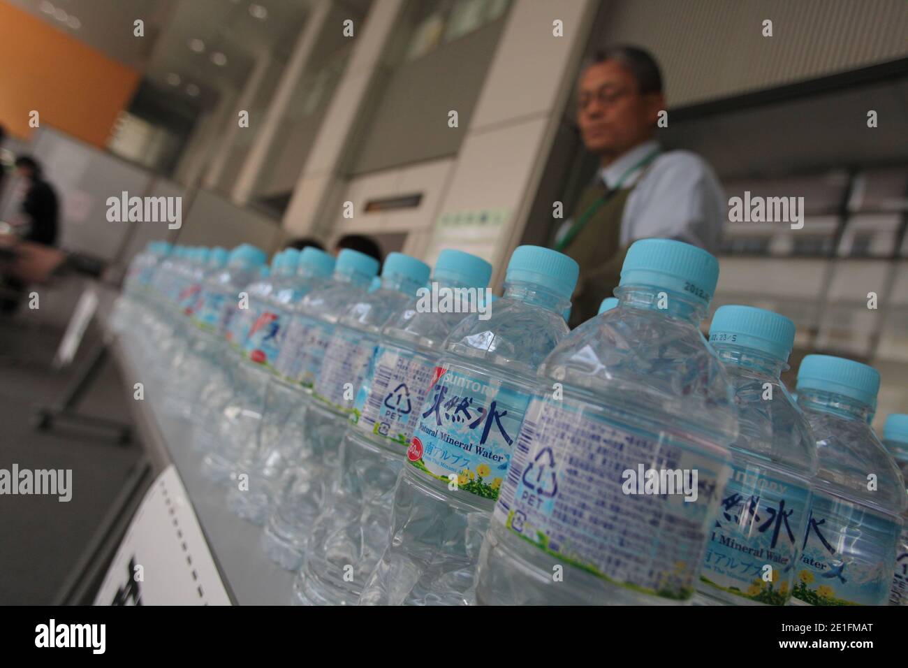 Acqua in bottiglia presso il Suginami Health Center situato a Ogikubo, reparto di Suginami, nella parte occidentale di Tokyo, dopo che l'acqua è stata trovata contaminata con iodio radioattivo 131 dalla centrale nucleare danneggiata di Fukushima, a Tokyo, Giappone, il 22 marzo 2011. L'acquisto di panico è stato innescato per la prima volta dalla notizia di mercoledì che l'impianto di trattamento delle acque di Kanamachi, che rifornisce 2.35 milioni di residenti di Tokyo, aveva pubblicato una lettura di 210 becquerels per chilogrammo. La lettura era più del doppio del limite di sicurezza giapponese per il consumo da parte dei bambini, ma ben entro l'intervallo accettabile per gli adulti. I limiti giapponesi sono più s. Foto Stock