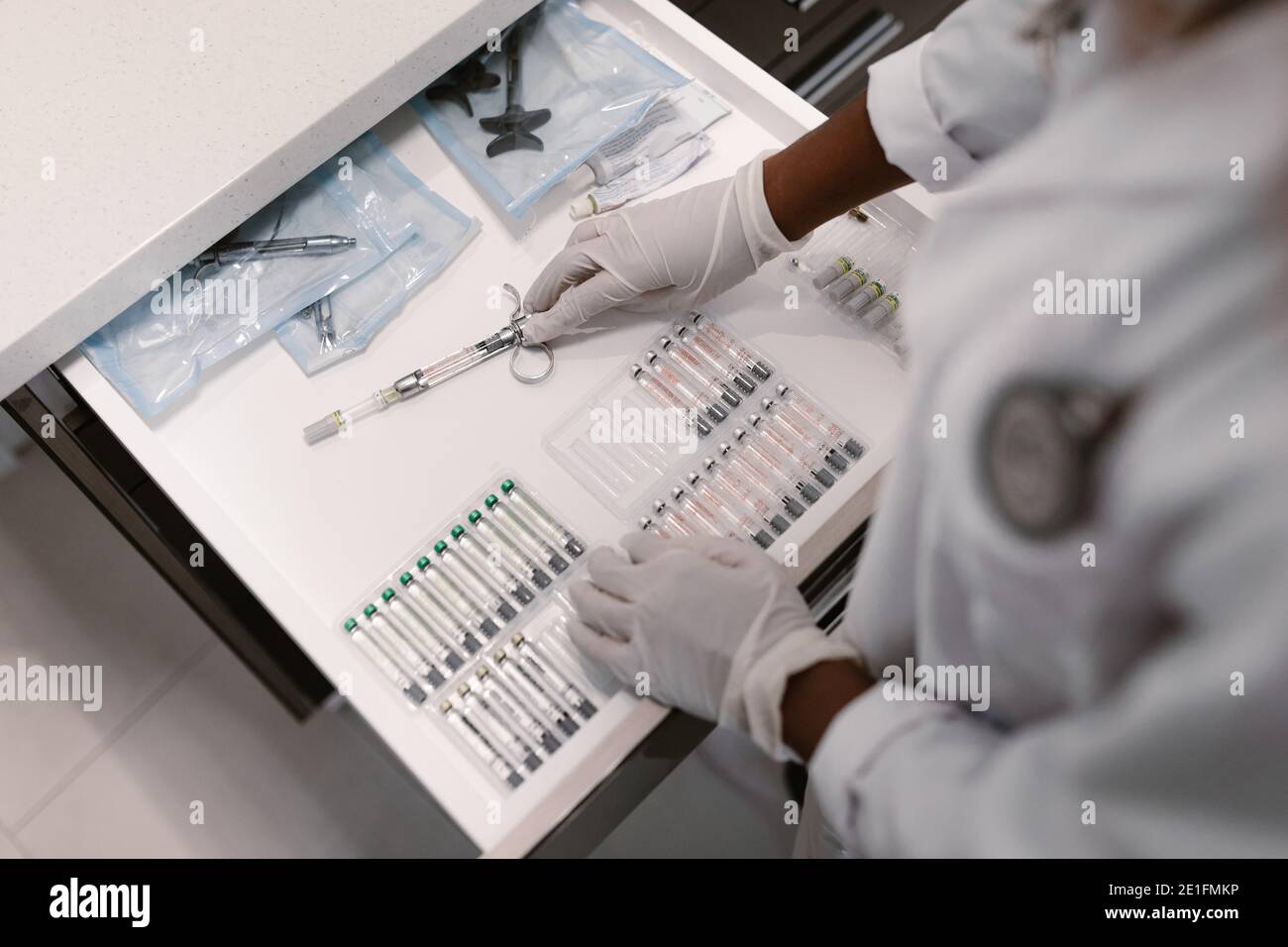 Medico che prepara un vaccino per anestesia Foto Stock