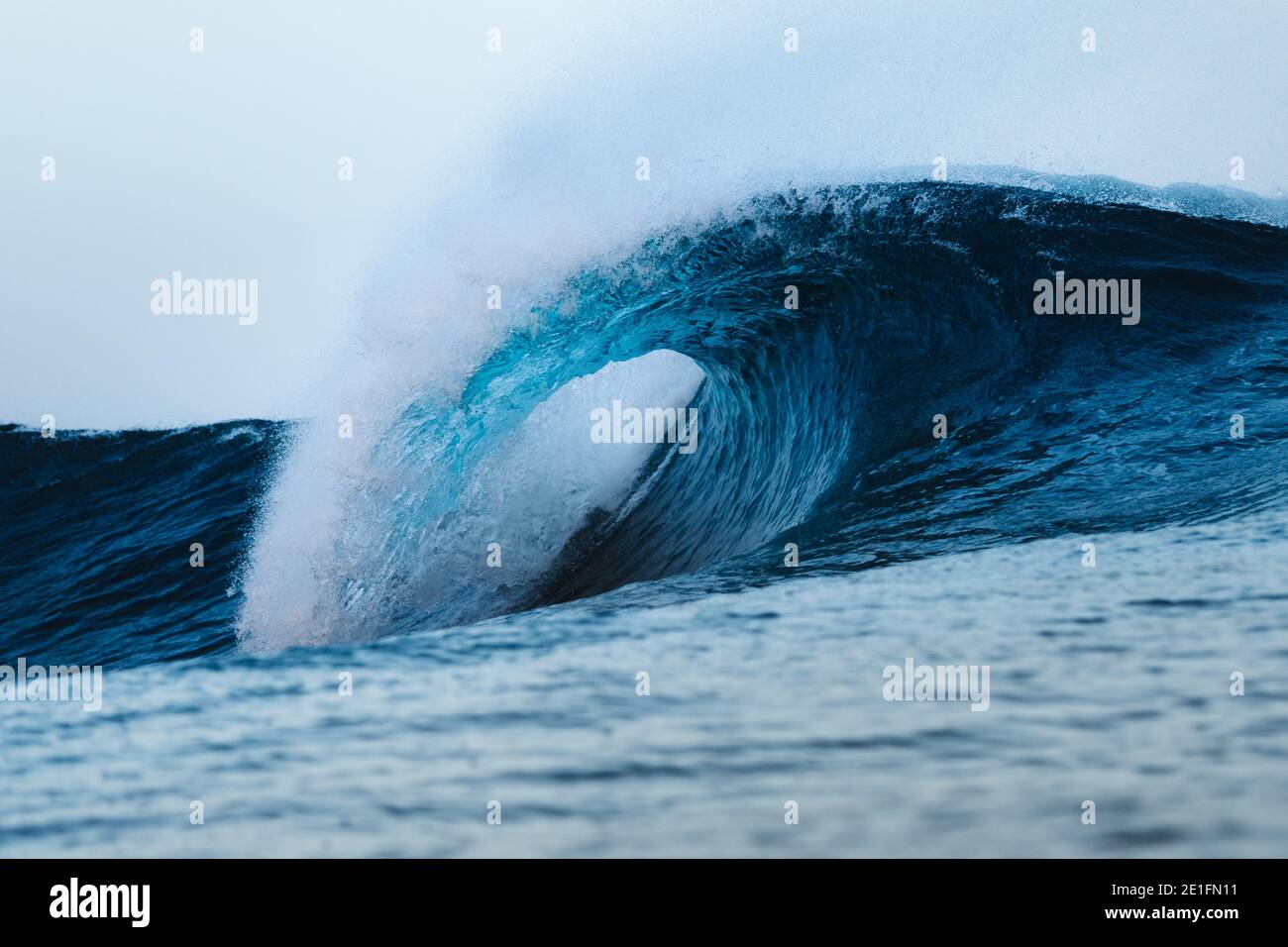 Rottura d'onda su una spiaggia in Isole Canarie Foto Stock