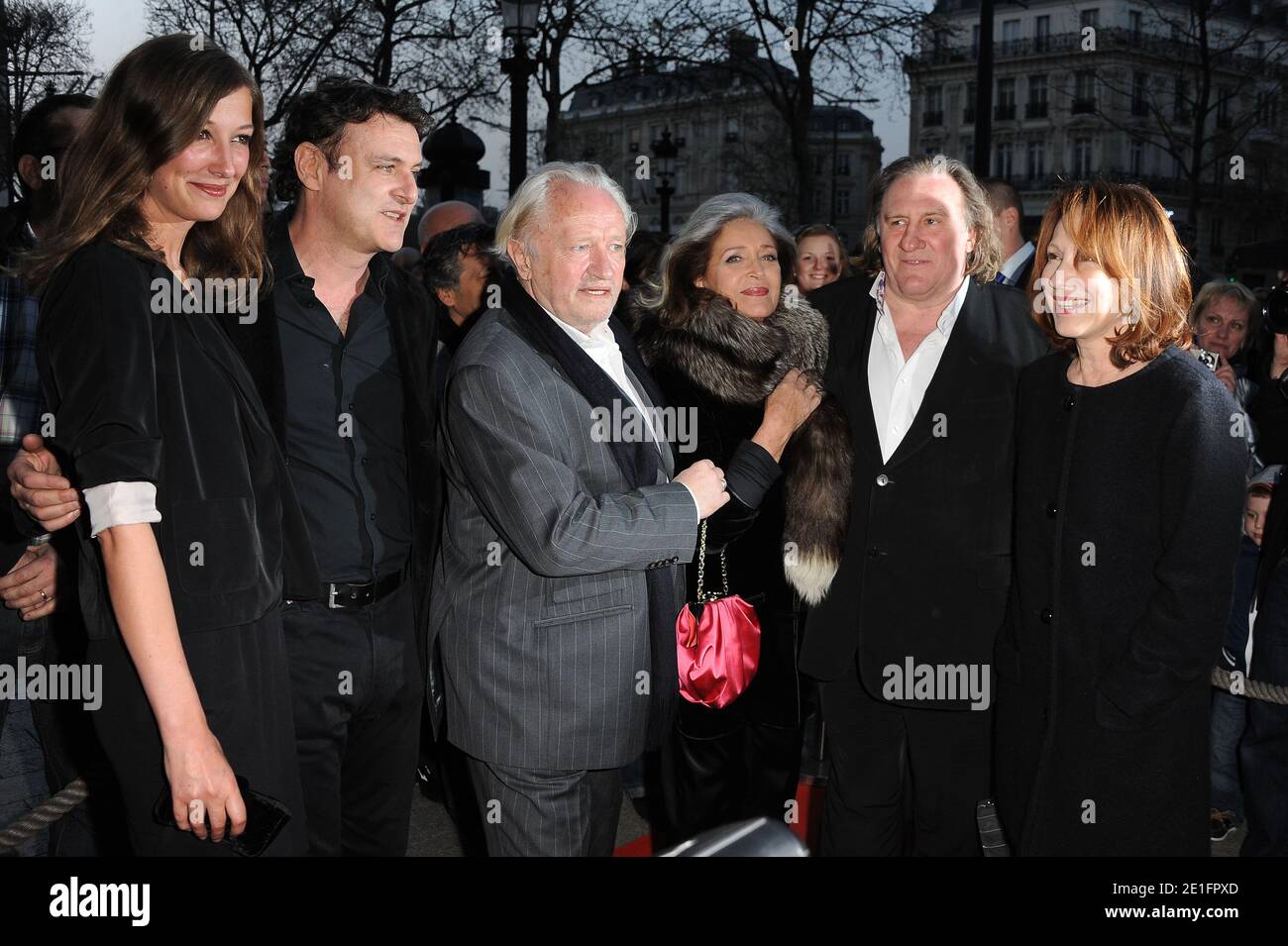 Alexandra Maria Lara, Bruno Chiche, Niels Arestrup, Francoise Fabian, Gerard Depardieu e Nathalie Baye partecipano alla prima di 'JE n'ai rien oublie' tenuta presso la Publicis Champs Elysees di Parigi, Francia, il 28 marzo 2011. Foto di Nicolas Briquet/ABACAPRESS.COM Foto Stock