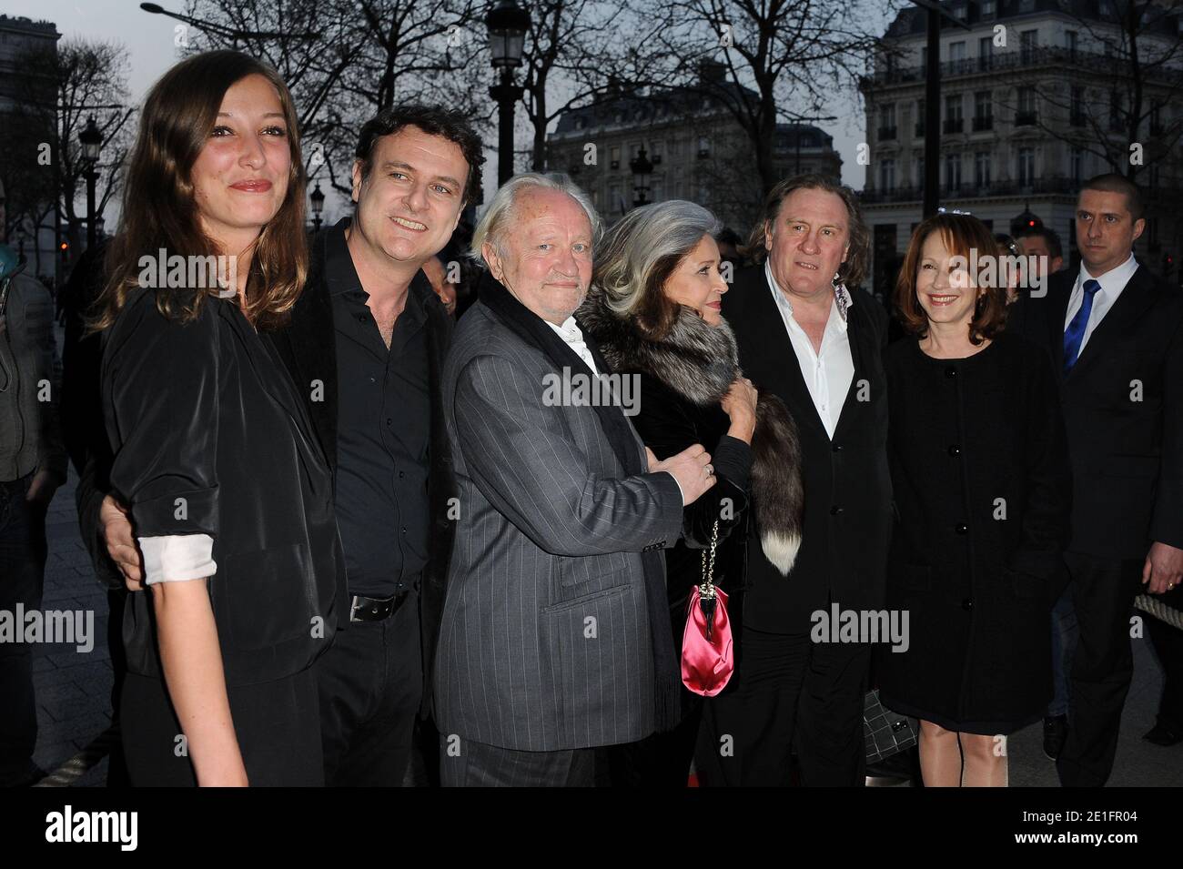 Alexandra Maria Lara, Bruno Chiche, Niels Arestrup, Francoise Fabian, Gerard Depardieu e Nathalie Baye partecipano alla prima di 'JE n'ai rien oublie' tenuta presso la Publicis Champs Elysees di Parigi, Francia, il 28 marzo 2011. Foto di Nicolas Briquet/ABACAPRESS.COM Foto Stock