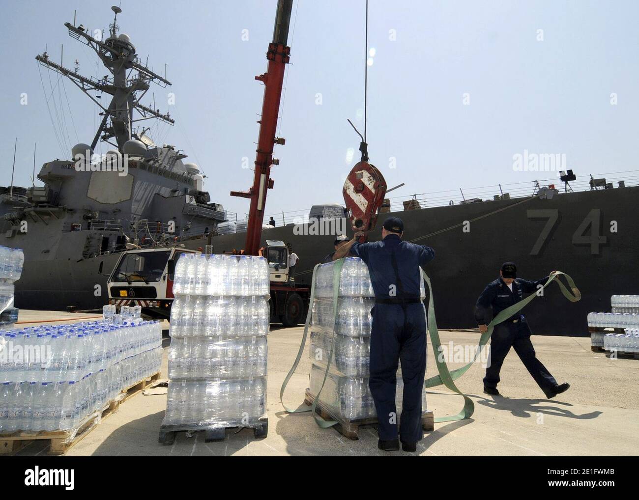 Caricamento di acqua in bottiglia sulla USS McFaul (DDG 74). Foto Stock