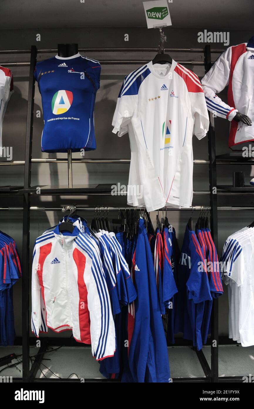 Adidas Store sul viale Champs Elysees a Parigi, Francia il 31 gennaio 2011  dopo aver vinto la finale del Campionato del mondo contro la Danimarca in  Svezia. La Francia diventa quattro Campionati