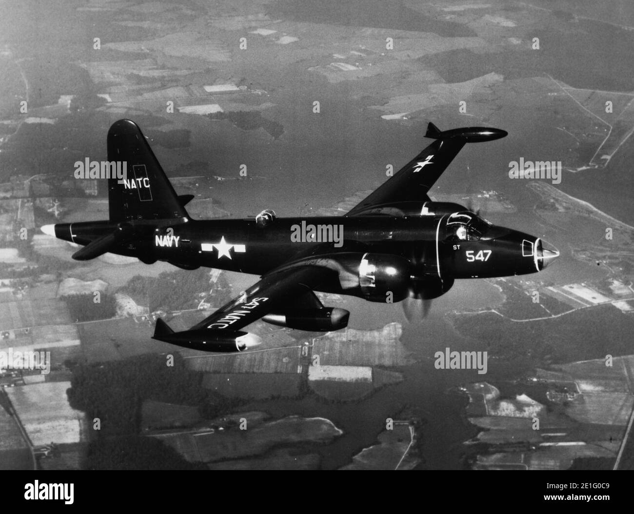 Lockheed P2V-7 Neptune in volo vicino al fiume NAS Patuxent nel 1954. Foto Stock