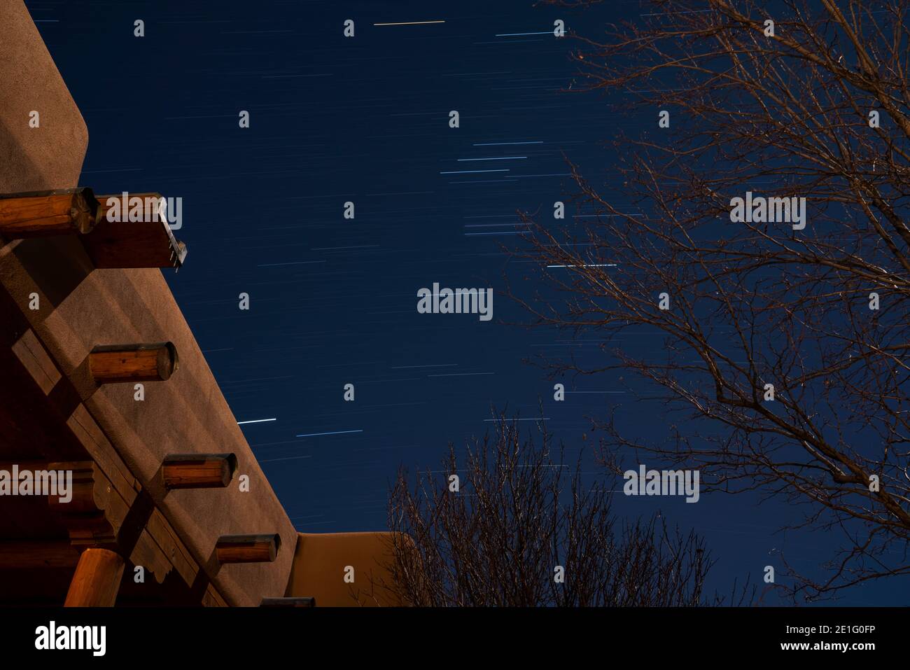 Star sentieri nel cielo notturno su adobe casa in Nuovo Messico Foto Stock