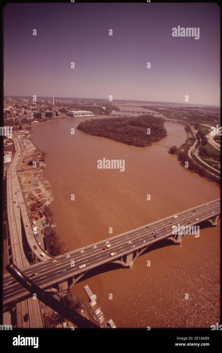 Looking-South-from-the-Key-bridge-the-potomac-here-a-Muddy-color-april-1973 Foto Stock