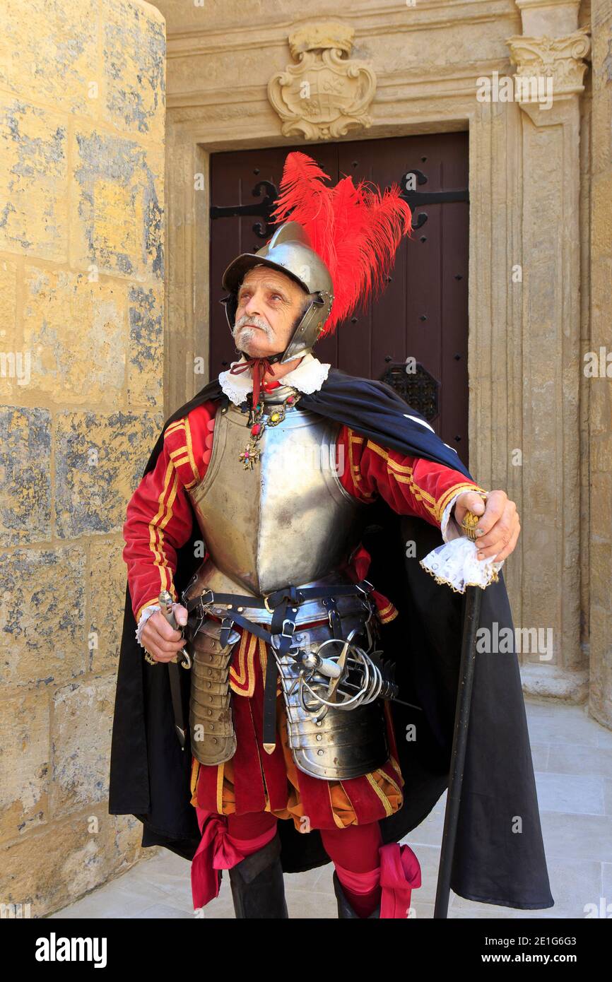 Il Gran Bailiff dell'Ordine di Malta durante la Parata in Guardia a Fort Saint Elmo a la Valletta, Malta Foto Stock