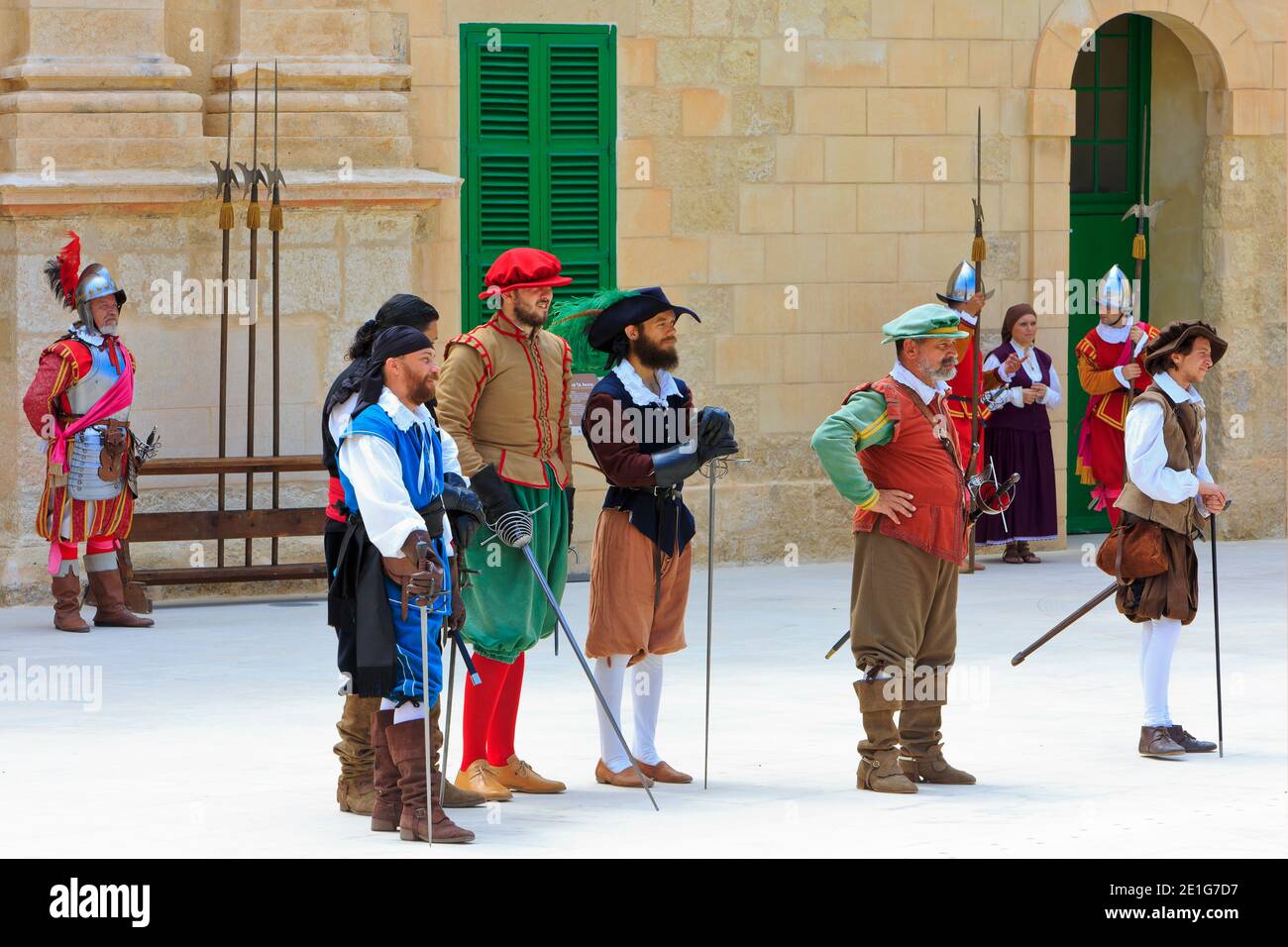 Il capitano della guardia e vari soldati dell'Ordine di San Giovanni durante la Parata in Guardia a Fort St. Elmo in Valletta, Malta Foto Stock