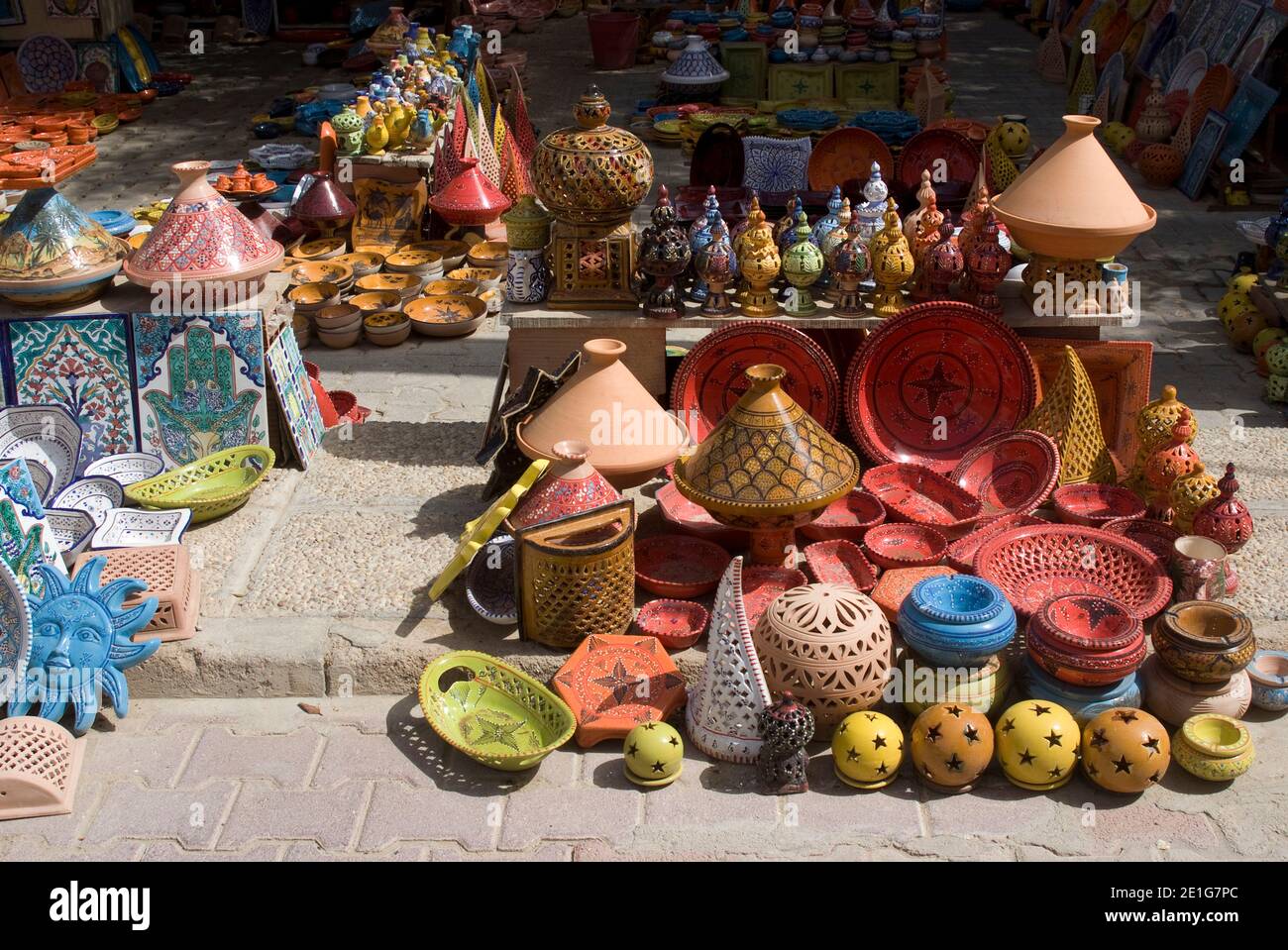 Tipici colorati, piatti, bocce, tagine, piastrelle, souvenir turistici e kitsch, Midoun, Isola di Djerba, Tunisia | NESSUNO | Foto Stock