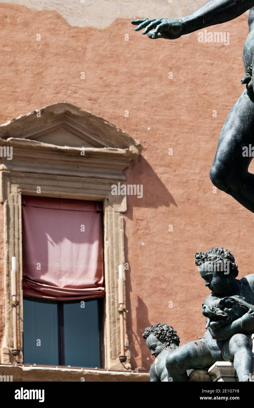 Dettaglio architettonico della Statua di Nettuno (Nettuno) e lancetta finestra di Palazzo d'Accursio Bologna Emilia-Romagna Italia Foto Stock