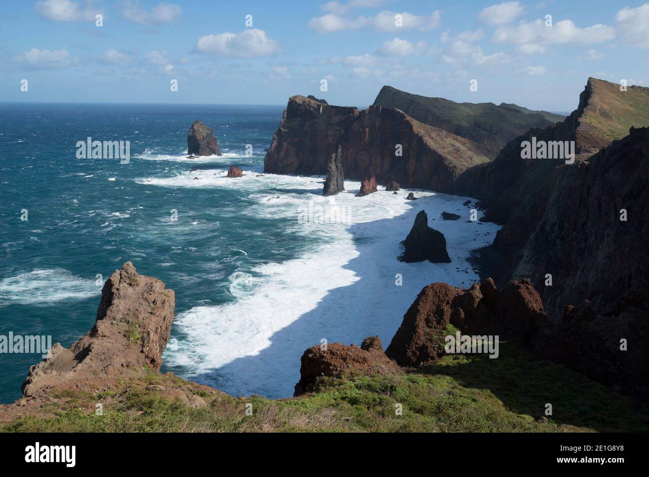 Scogliere e formazioni rocciose a Ponta da Sao Lourenco, l'estremità orientale dell'isola di Madeira, Portogallo Foto Stock