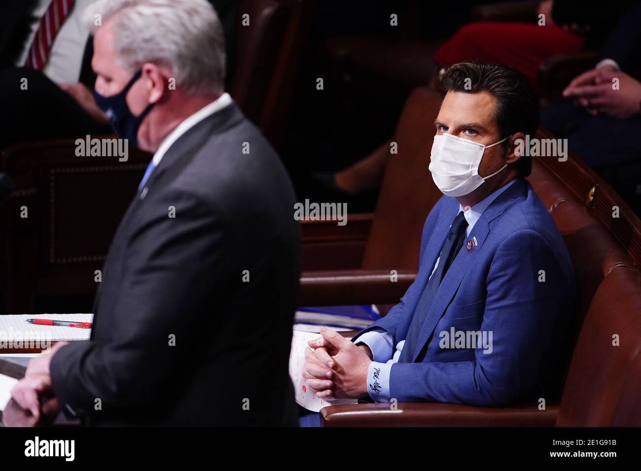 Il rappresentante repubblicano Matt Gaetz della Florida (R) ascolta il leader della minoranza della Camera Kevin McCarthy della California, durante la ripartenza di una sessione del Congresso per certificare Joe Biden come il prossimo presidente degli Stati Uniti nel campidoglio degli Stati Uniti a Washington, DC, USA, 06 gennaio 2021. I membri del Congresso sono ritornati al processo di certificazione dopo più di 6 ore di sospensione dopo che vari gruppi di sostenitori di Trump hanno fatto irruzione nel Campidoglio degli Stati Uniti e sono stati saccheggiati come il Congresso ha lavorato per certificare i risultati delle elezioni presidenziali degli Stati Uniti del 2020 (Photo by Pool/Sipa USA) Foto Stock