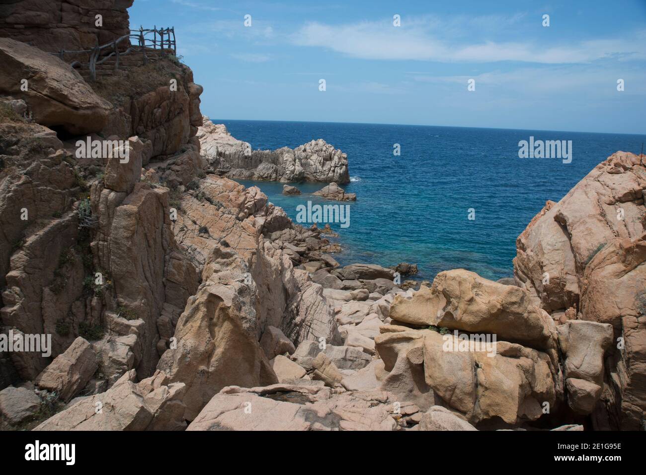 Passerella per la spiaggia di li Cossi a Costa Paradiso, Sardegna, Italia Foto Stock