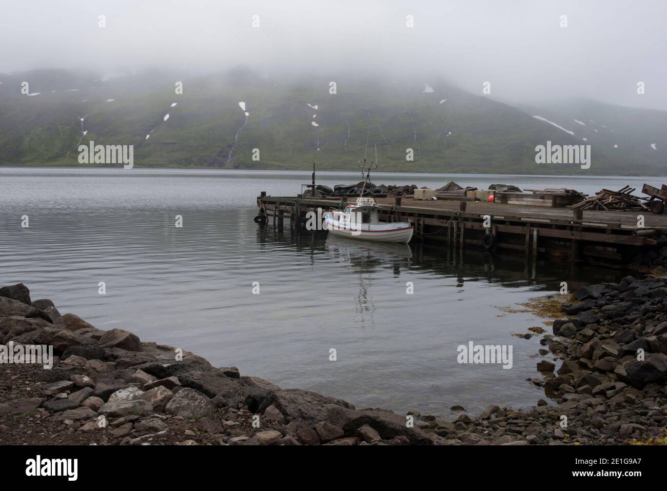 Il nebbio porto di Djupavik, West Fjords, Islanda Foto Stock