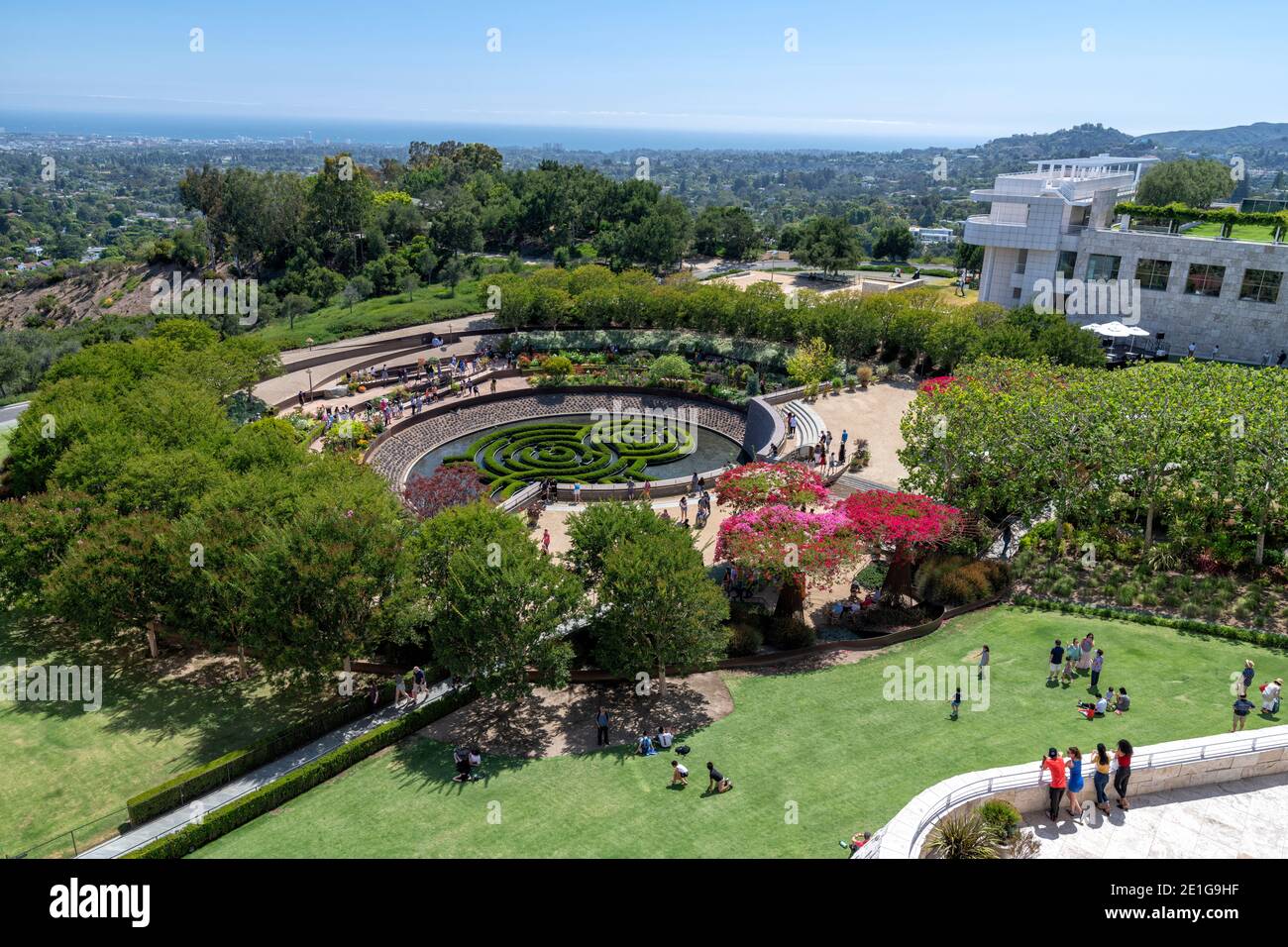 Il giardino centrale di Getty e la cascata, Los Angeles, California, USA. Completato nel 1997. Foto Stock