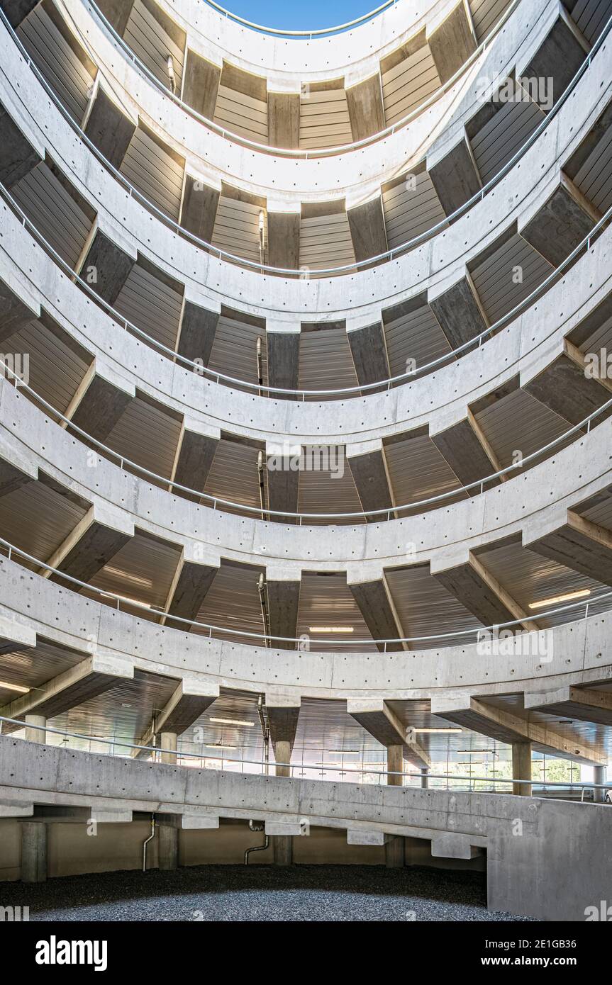 Interni in cemento del Parking Garage Campus Solna, Istituto Karolinska, Stoccolma, Svezia. Foto Stock