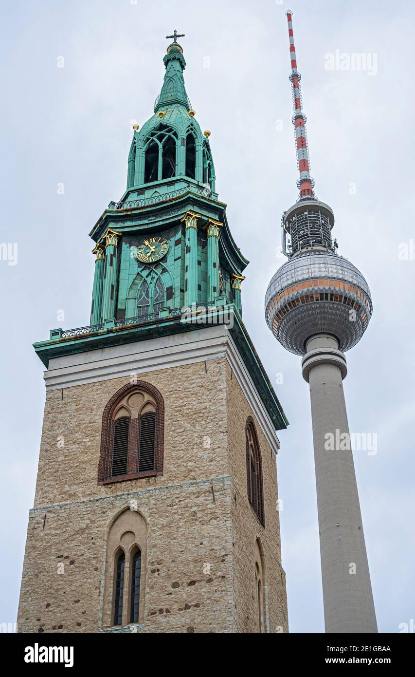 Torre della chiesa di Santa Maria accanto alla Torre della TV, Berlino, Germania. Foto Stock