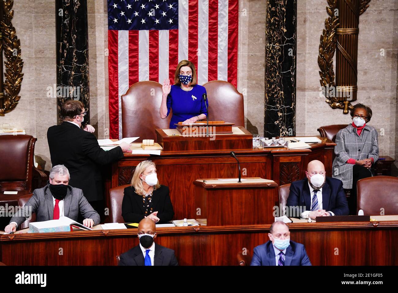 Presidente della Camera dei rappresentanti degli Stati Uniti Nancy Pelosi (democratico della California) riconconvocazione una sessione congiunta del Congresso per certificare Joe Biden come il prossimo presidente degli Stati Uniti nel campidoglio degli Stati Uniti a Washington, DC, USA, 06 gennaio 2021. I membri del Congresso sono tornati al processo di certificazione dopo più di 6 ore di sospensione dopo che vari gruppi di sostenitori di Trump sono scesi nel Campidoglio degli Stati Uniti e sono stati radicati come il Congresso ha lavorato per certificare i risultati delle elezioni presidenziali degli Stati Uniti 2020.Credit: Jim Loscalzo/Pool via CNP | utilizzo in tutto il mondo Foto Stock