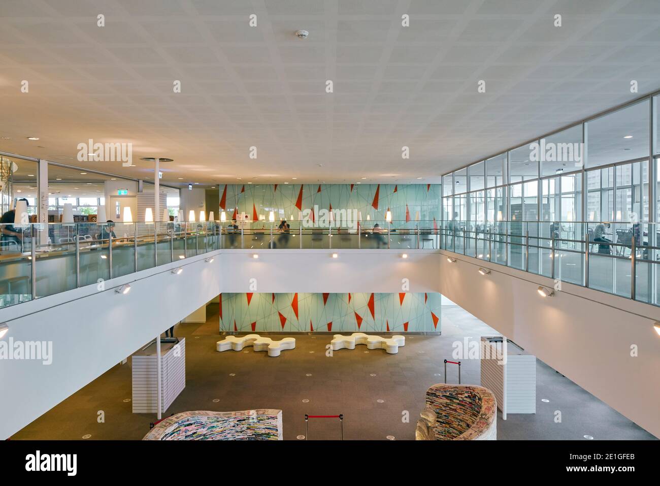 Vista interna della principale Biblioteca pubblica di Kaohsiung a Kaohsiung, Taiwan. Completato nel 2014. Foto Stock