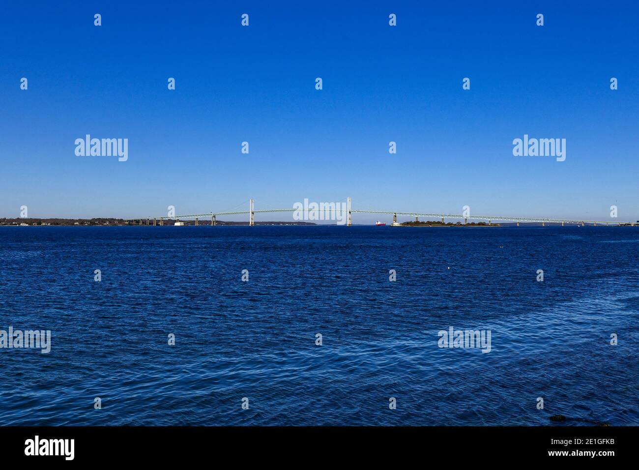 Il Claiborne Pell Bridge è uno dei ponti sospesi più lunghi del mondo, situato a Newport, RI, USA. Foto Stock