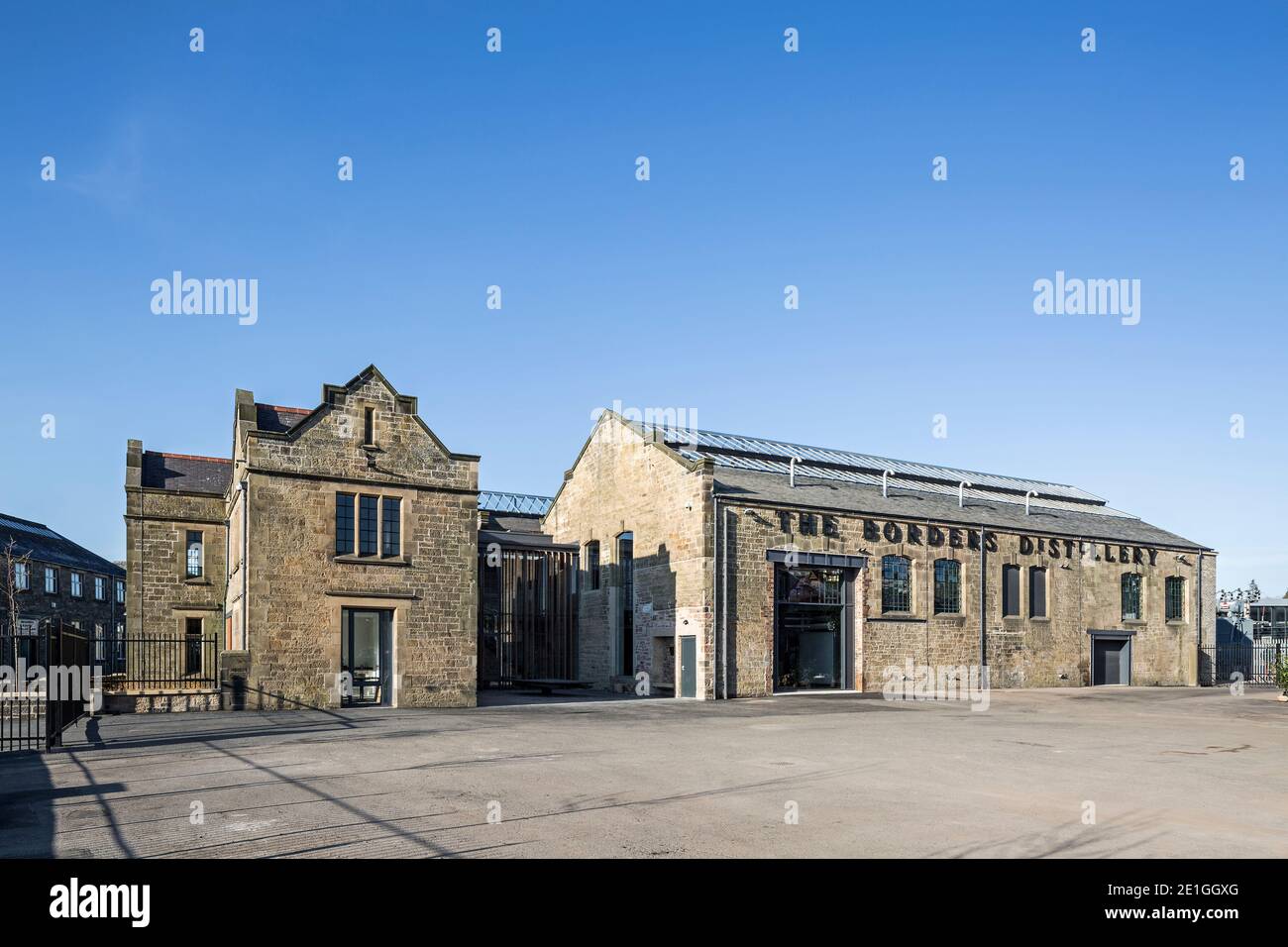 Vista esterna della Distilleria Borders, Hawick, Scozia, Regno Unito. Vincitore del premio Architects Journal Retrofit Award 2018 e del Civic Trust Award 2019 Foto Stock