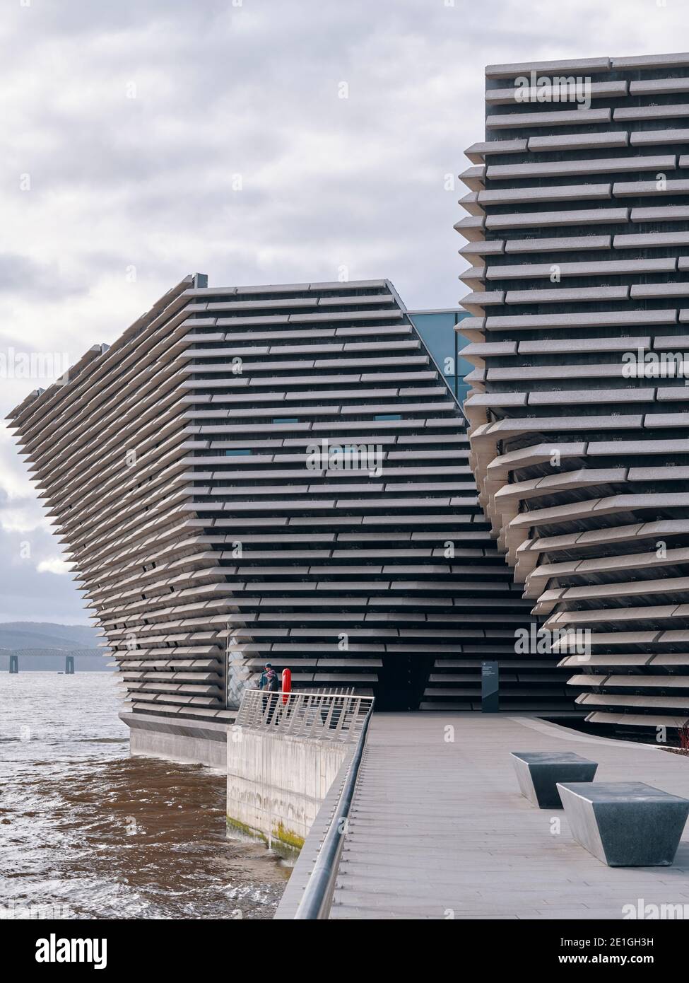 Vista esterna del V&A Dundee dell'architetto giapponese Kengo Kuma, un museo di design sul lungomare di Dundee, Scozia, Regno Unito. Foto Stock