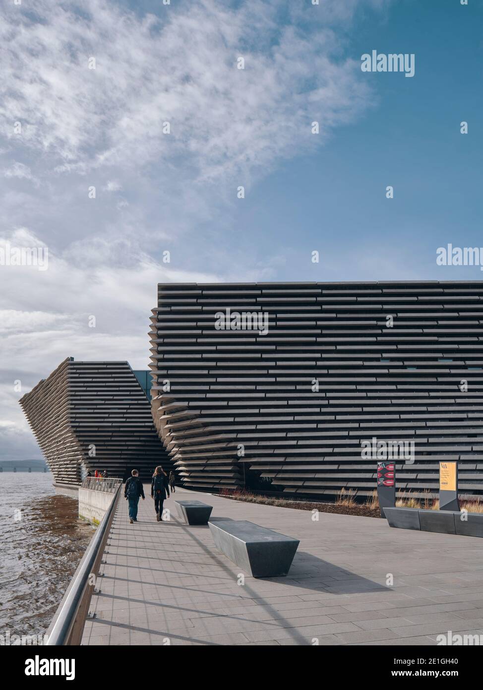 Vista esterna del V&A Dundee dell'architetto giapponese Kengo Kuma, un museo di design sul lungomare di Dundee, Scozia, Regno Unito. Foto Stock