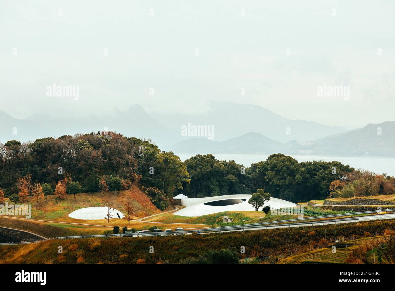 Vista esterna del Museo d'Arte di Teshima di Ryue Nishizawa e dell'artista Rei Naito, Tonosho, Shozu District, Kagawa, Giappone. Foto Stock