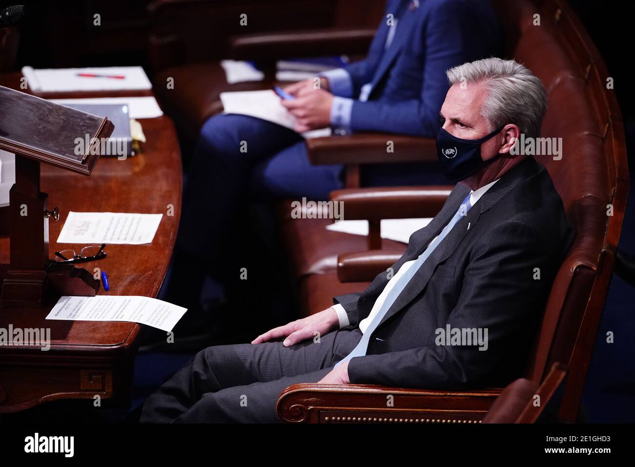 Kevin McCarthy (Repubblicano della California), leader della minoranza della Camera degli Stati Uniti, ascolta durante la ripartenza di una sessione del Congresso per certificare Joe Biden come il prossimo presidente degli Stati Uniti nel campidoglio degli Stati Uniti a Washington, DC, USA, il 06 gennaio 2021. I membri del Congresso sono ritornati al processo di certificazione dopo più di 6 ore di sospensione dopo che vari gruppi di sostenitori di Trump sono scese nel Campidoglio degli Stati Uniti e sono stati radicati come il Congresso ha lavorato per certificare i risultati del 2020 US Presidential ElectionCredit: Jim Loscalzo/Pool via CNP | uso in tutto il mondo Foto Stock