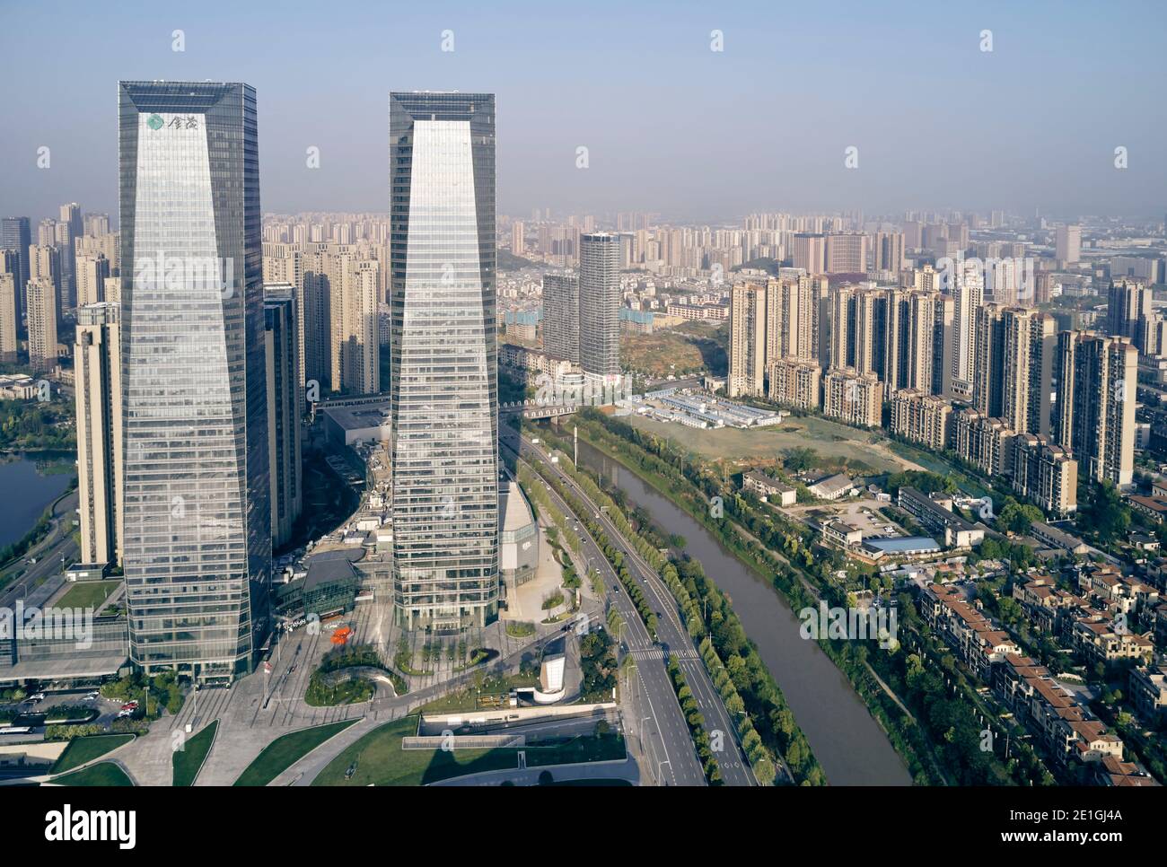 Skyline della città del quartiere Meixihu, con il Changsha Jinmao Meixi International Plaza sulla sinistra, Changsha, provincia di Hunan, Cina. Foto Stock
