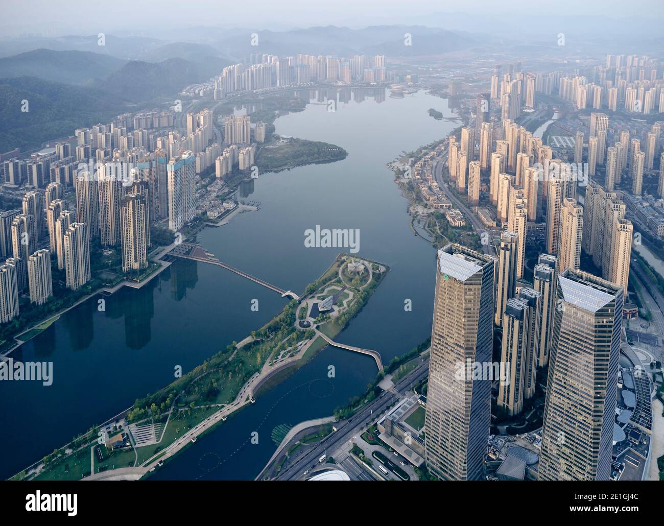Vista aerea del quartiere Meixihu e del lago Meixi, Changsha, provincia di Hunan, Cina. Foto Stock