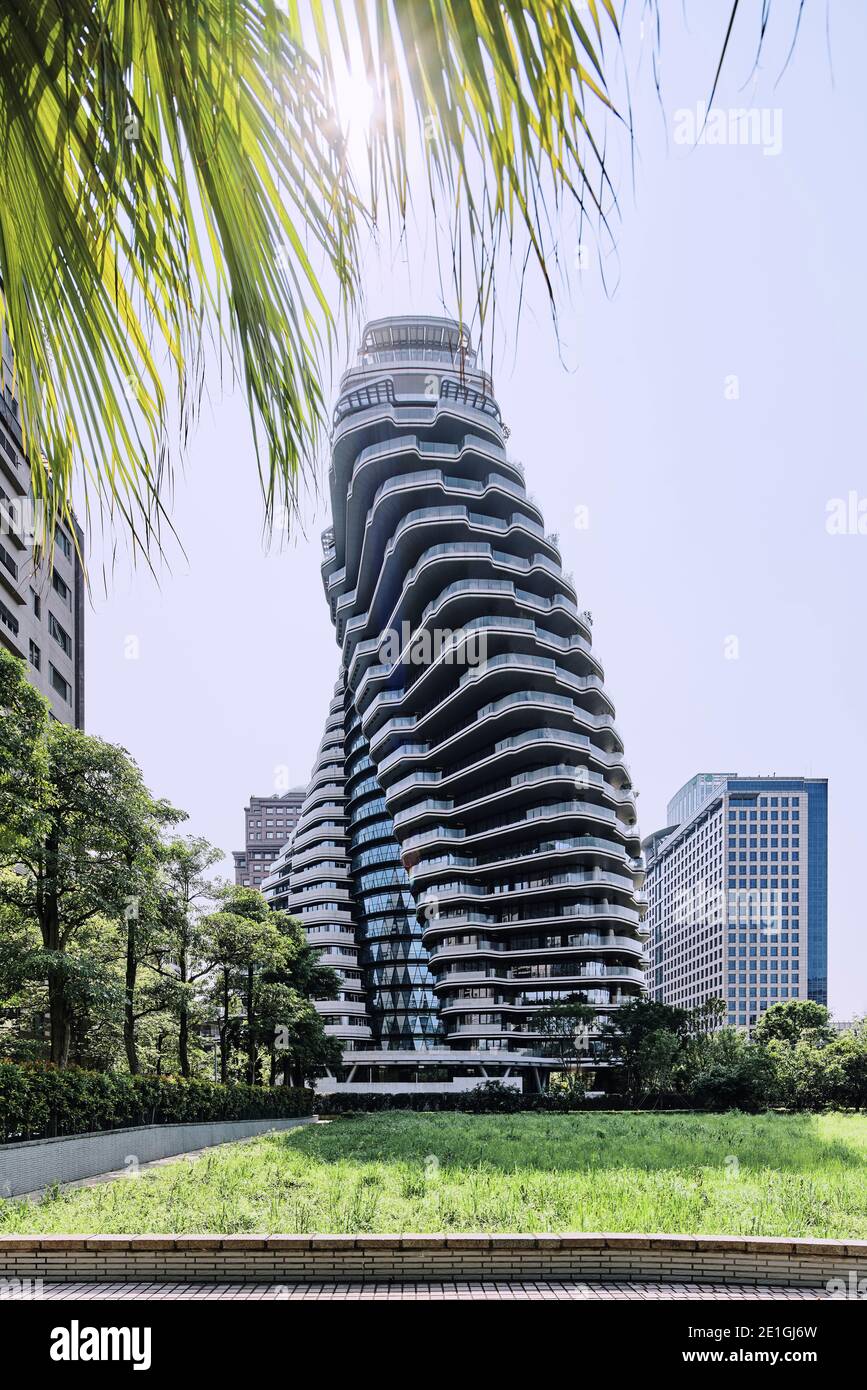 Vista esterna della Tao Zhu Yin Yuan Tower, o Agora Garden, una torre residenziale sostenibile a forma di doppia elica a Taipei, Taiwan. Foto Stock