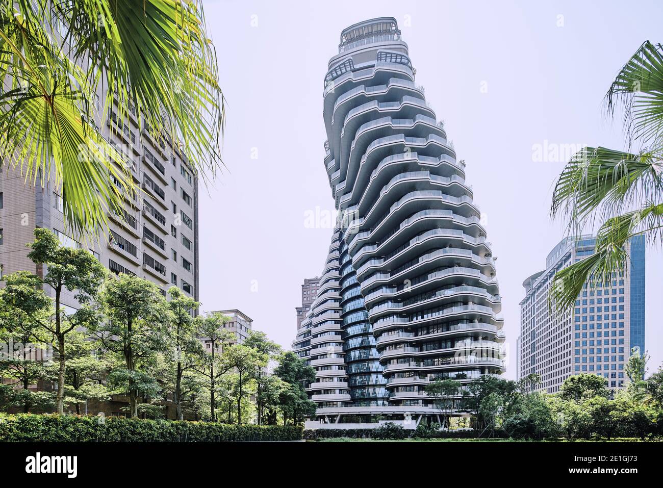 Vista esterna della Tao Zhu Yin Yuan Tower, o Agora Garden, una torre residenziale sostenibile a forma di doppia elica a Taipei, Taiwan. Foto Stock