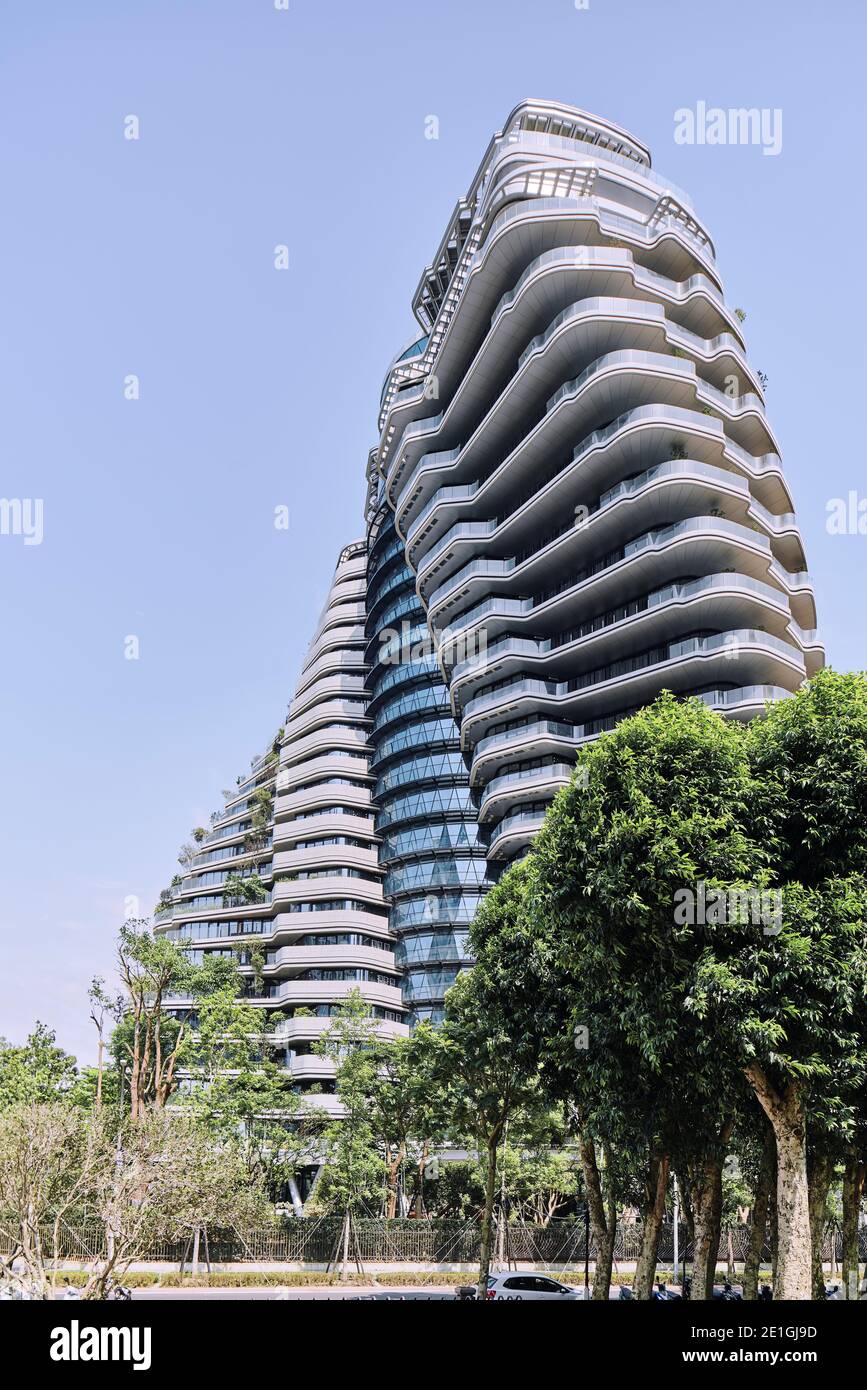 Vista esterna della Tao Zhu Yin Yuan Tower, o Agora Garden, una torre residenziale sostenibile a forma di doppia elica a Taipei, Taiwan. Foto Stock