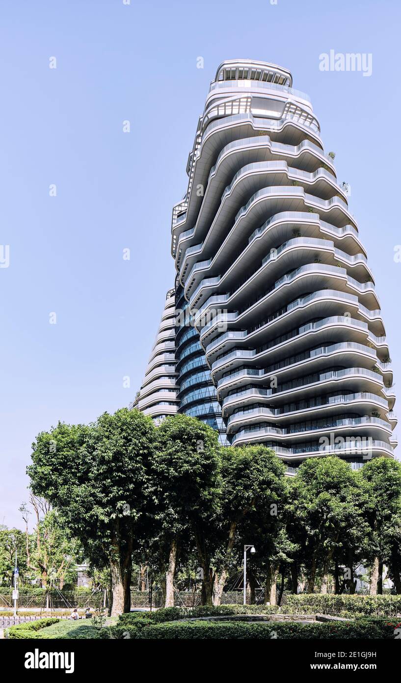 Vista esterna della Tao Zhu Yin Yuan Tower, o Agora Garden, una torre residenziale sostenibile a forma di doppia elica a Taipei, Taiwan. Foto Stock