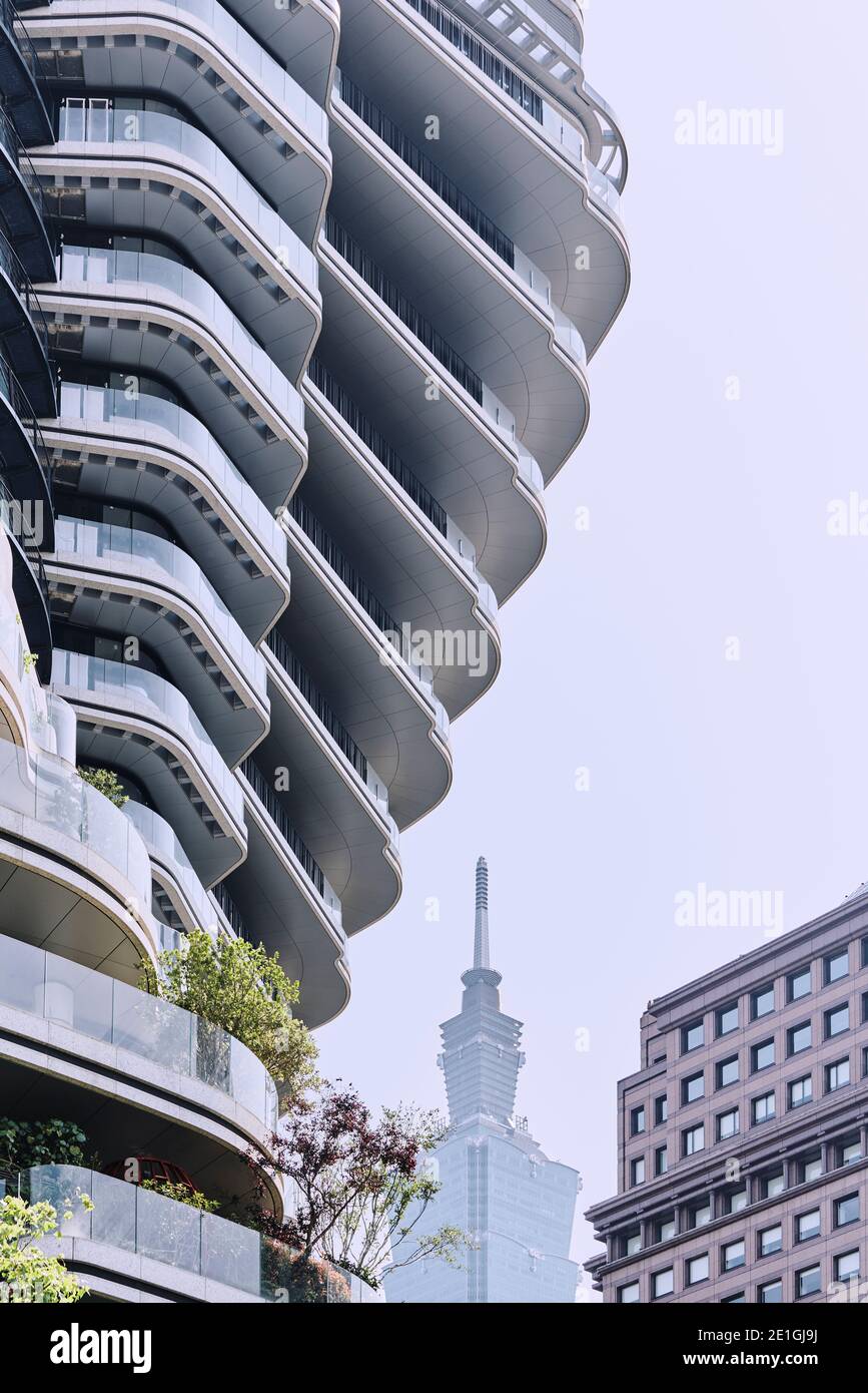 Vista esterna della Tao Zhu Yin Yuan Tower, o Agora Garden, una torre residenziale sostenibile a forma di doppia elica a Taipei, Taiwan. Foto Stock
