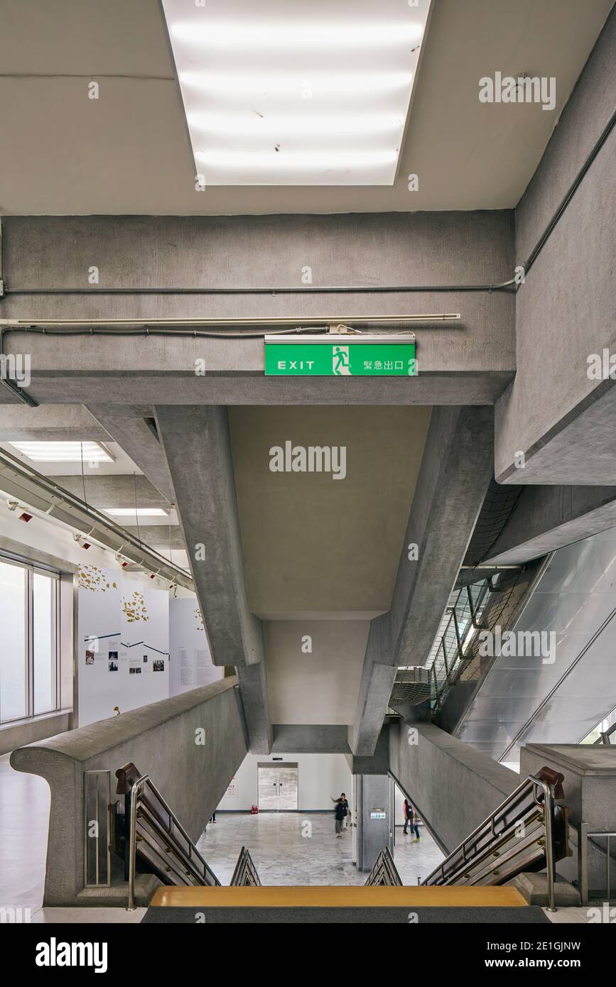 All'interno del Museo delle Belle Arti di Taipei, un edificio in cemento e vetro e il primo museo di Taiwan dedicato all'arte moderna e contemporanea Foto Stock