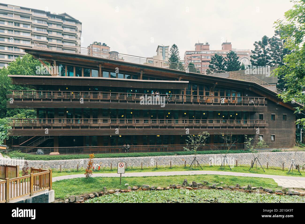 Vista esterna della biblioteca pubblica di Beitou, Taipei, la prima biblioteca verde di Taiwan, uno degli edifici più efficienti dal punto di vista energetico e rispettosi dell'ambiente dell'Asia orientale. Foto Stock