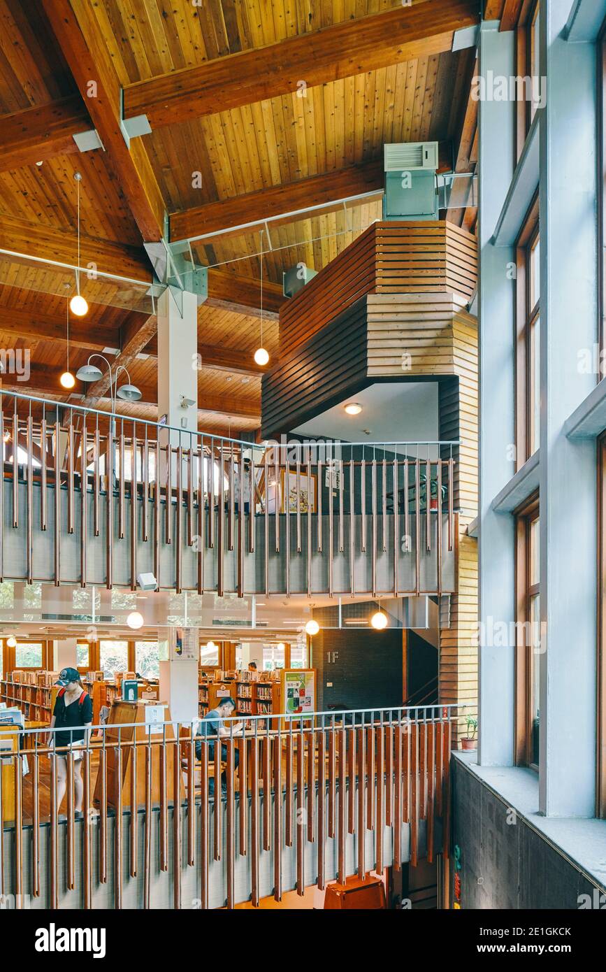 All'interno della biblioteca pubblica di Beitou, Taipei, la prima biblioteca verde di Taiwan, uno degli edifici più efficienti dal punto di vista energetico e rispettosi dell'ambiente dell'Asia orientale. Foto Stock