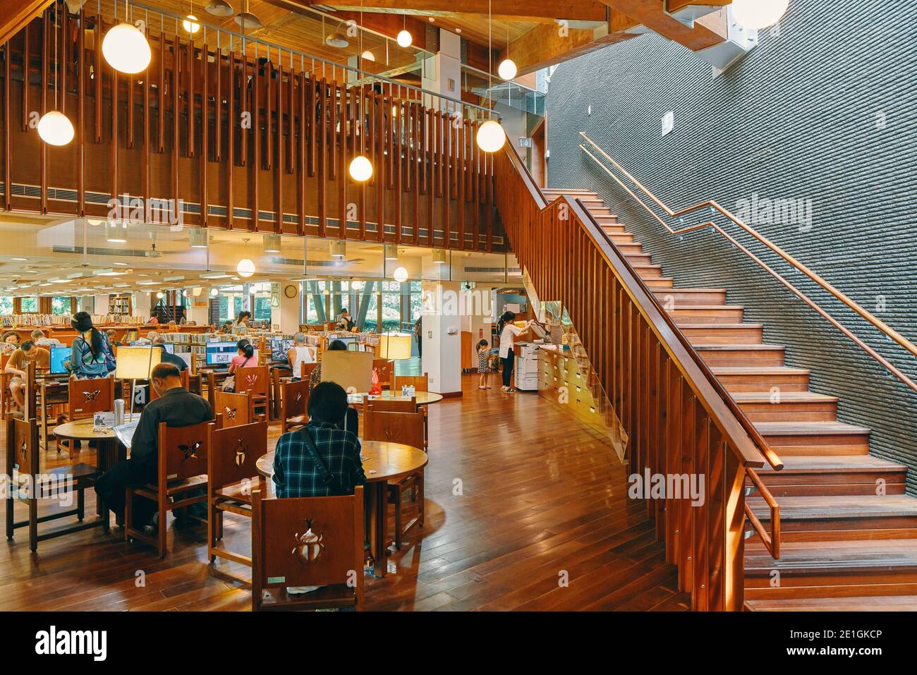 All'interno della biblioteca pubblica di Beitou, Taipei, la prima biblioteca verde di Taiwan, uno degli edifici più efficienti dal punto di vista energetico e rispettosi dell'ambiente dell'Asia orientale. Foto Stock