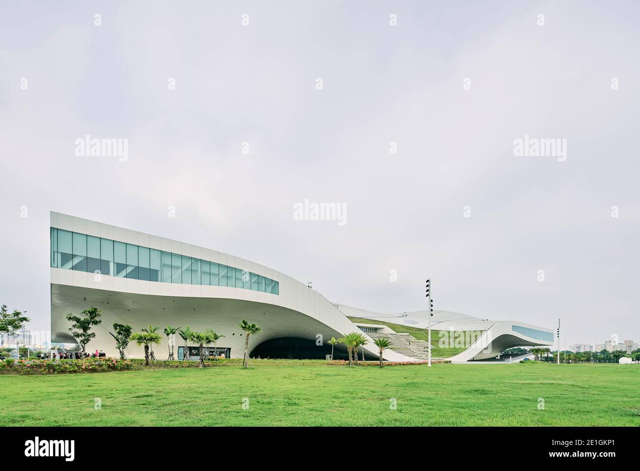 Vista esterna del Centro Nazionale per le Arti Kaohsiung nel Parco Metropolitano di Weiwuying, Kaohsiung, Taiwan. Foto Stock