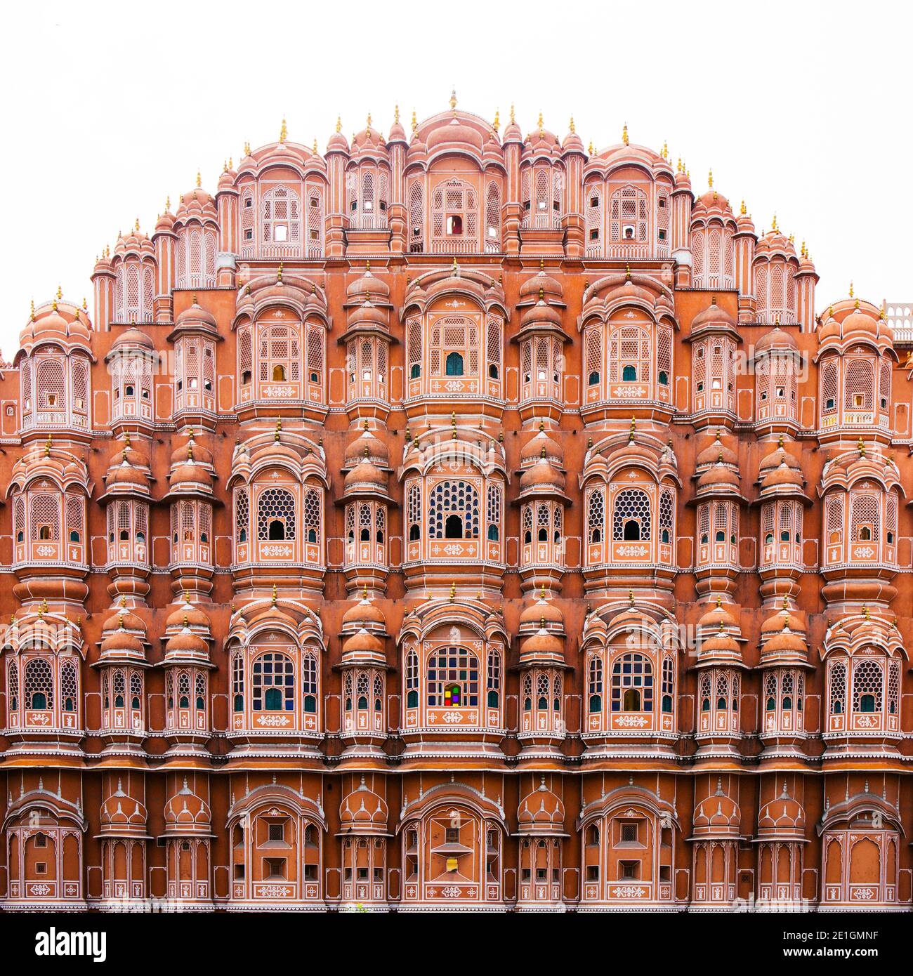 Facciata in arenaria rossa e rosa del 18 ° secolo Hawa Mahal, Palazzo dei Venti, Jaipur, India. Foto Stock