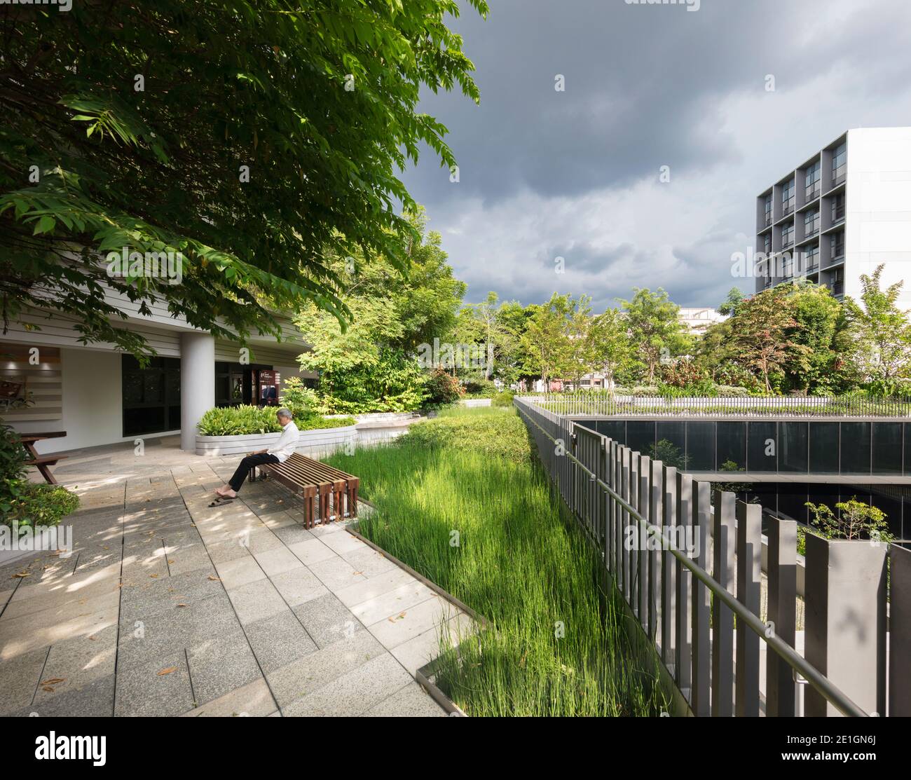 Vista esterna dello sviluppo di Kampung Admiralty ad uso misto tra lussureggianti giardini di Singapore. Foto Stock