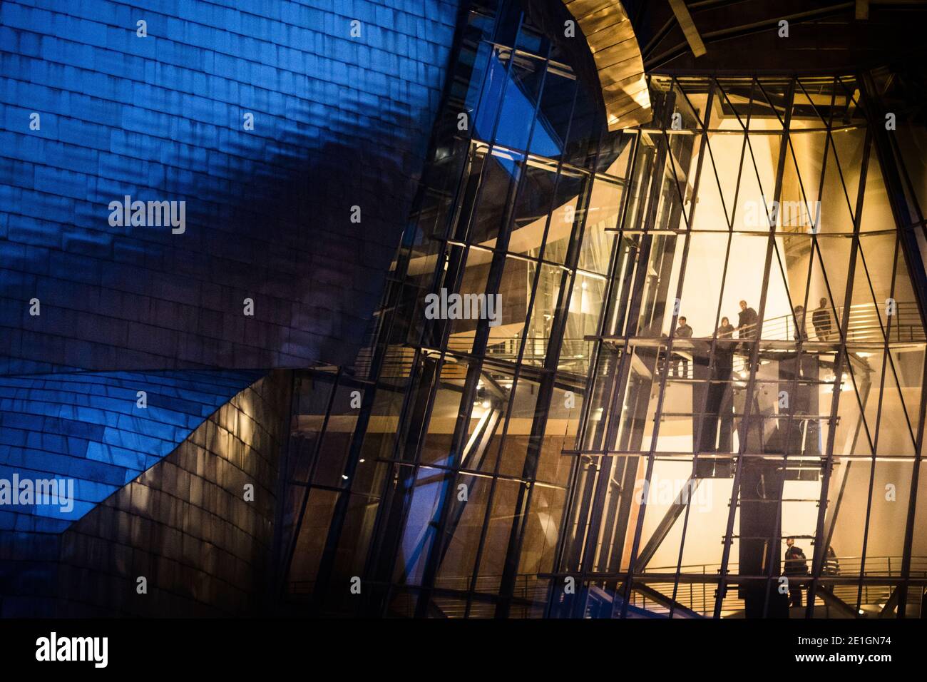 Vista esterna della facciata curva in titanio e vetro del Museo Guggenheim di Bilbao, Paesi Baschi, Spagna di notte. Foto Stock